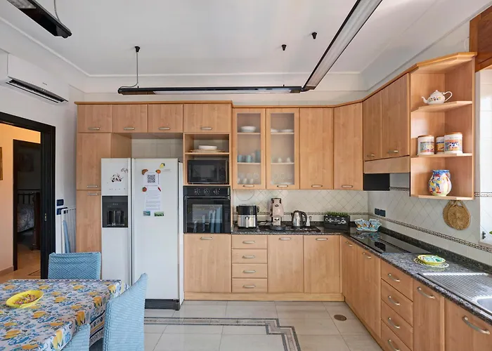 بيت للعطل And Center House